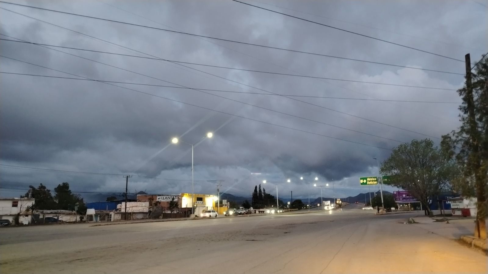 Cierran avenida Fuerza Aérea tras inundación por lluvias matutinas